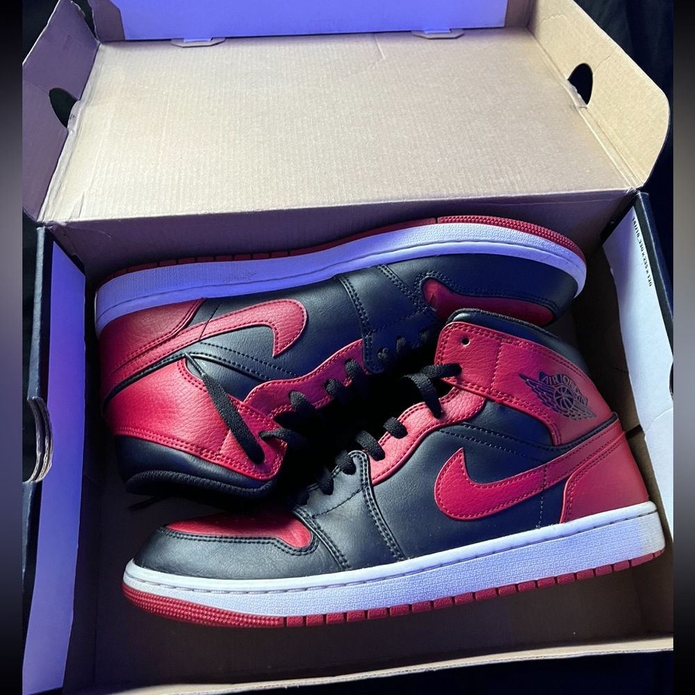Jordan 1s. Selling them for 100$ because I don’t want them anymore.Box included.